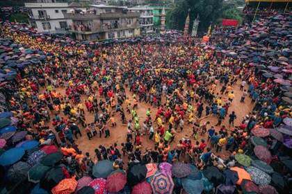 Crowds around the sacred pool at Behdienkhlam