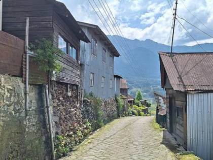 A village lane in Khonoma