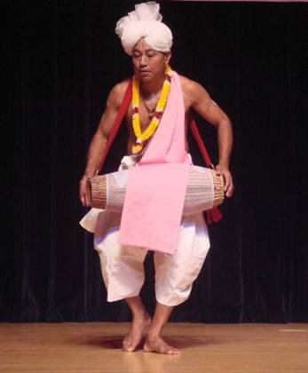 A pung cholom drummer