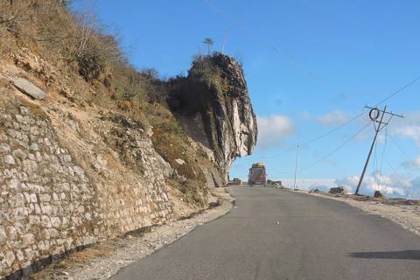 The road approaching Sela Pass