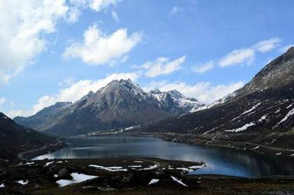 Sela Lake below the pass