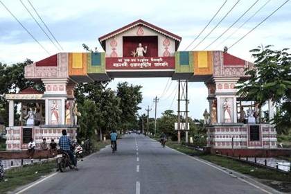 The gateway to the weaving village